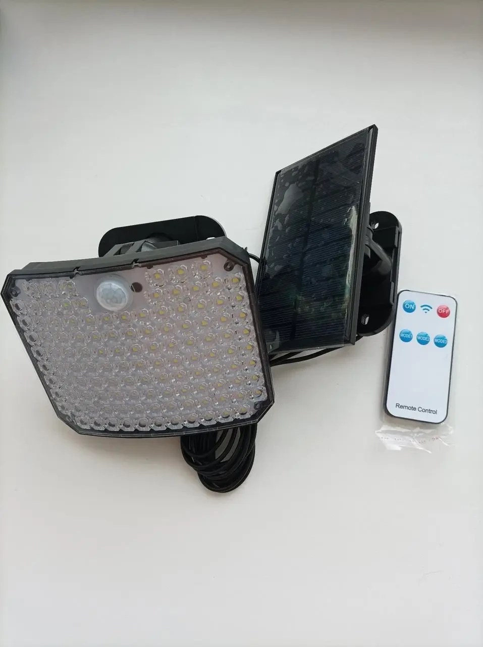 Светильник на солнечной батарее с датчиком движения Solar wall lamp BL-104-SMD
